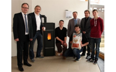  Peter Ullrich (2. von links) und Harald Stehl (2. von rechts) übergeben einen Pelletofen für das Solarhaus der Beruflichen Schulen Bebra an Wolfgang Haas (links) und Herbert Heisterkamp (4. von rechts).